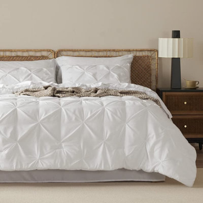 Édredon lit-dans-un-grand-lit-de-lit-de-lit-de-pin-ivoire avec draps, taies d'oreiller et taies décoratives