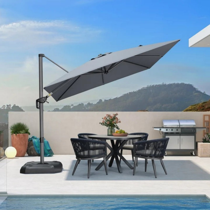 Parasol carré en porte-à-faux gris clair 9 po avec base et rotation à 360 degrés Murren, H 108 po x l 108 po x P 108 po