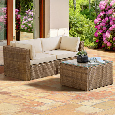 Ensemble de mobilier de patio extérieur en résine tressée 3 pièces Montara - Canapé deux places en rotin tressé résistant aux intempéries et table basse en résine tressée avec plateau en verre - Ensembles de conversation pour patio (beige/crème)