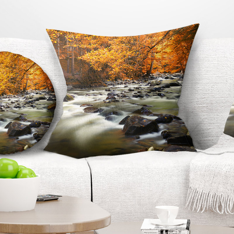 Coussin d'automne avec arbres et rivière Autumn Terrai, 16 po x 16 po, Coussin décoratif