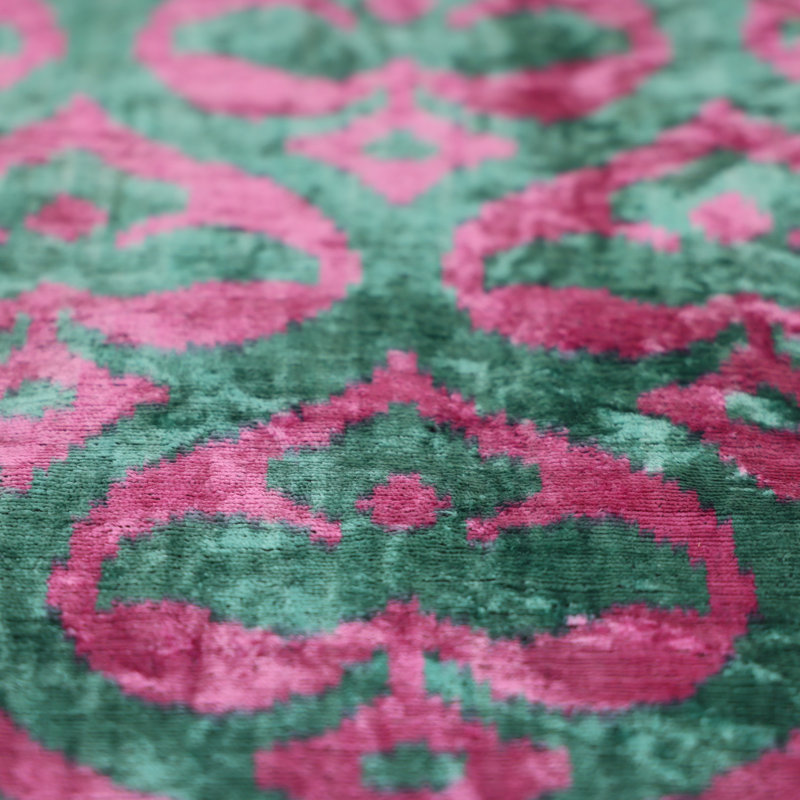 Coussin en velours de soie vert émeraude et magenta – 50 x 50 cm