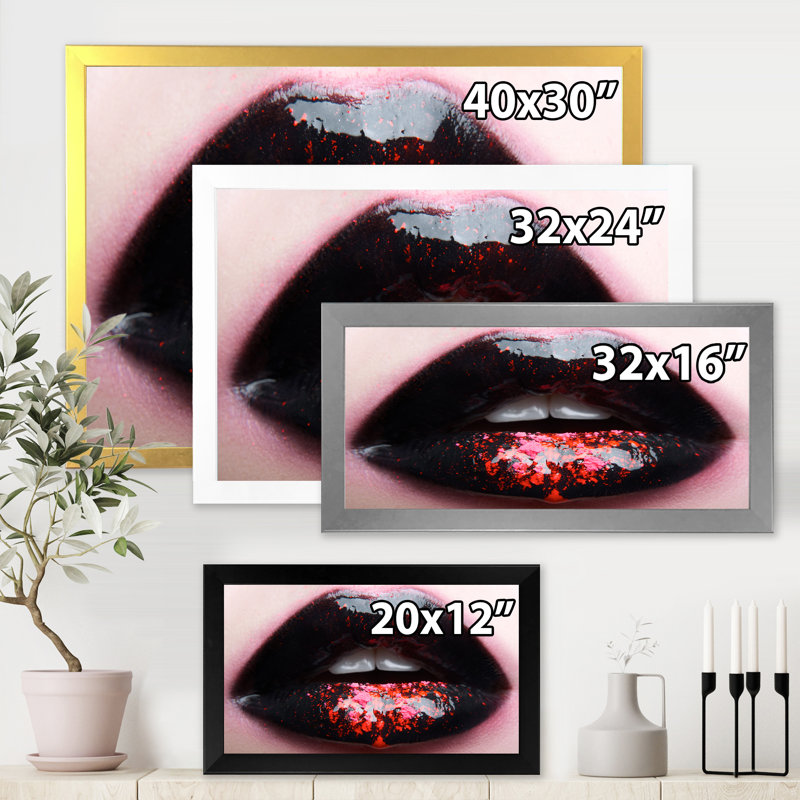 Femme charnue avec des lèvres noires et roses - Photographie sur toile, H 24 po x l 32 po x P 1 po, Cadre photo noir