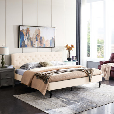 Très grand lit élégant, coutures à boutons, plateforme à profil bas, lattes en fer, tissu beige, lit de construction stable avec décoration, structure, revêtement, pieds en bois franc