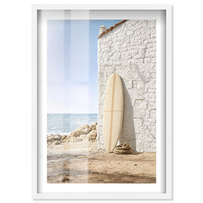 Décoration murale pour salon « Surf on Beach I Shadowbox » par Notoriart, cadre blanc, 24 x 36