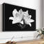 Impression sur toile monochrome Madonna Lily-100705196