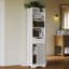 Armoire de rangement autoportante blanche avec trois tablettes ouvertes et un tiroir