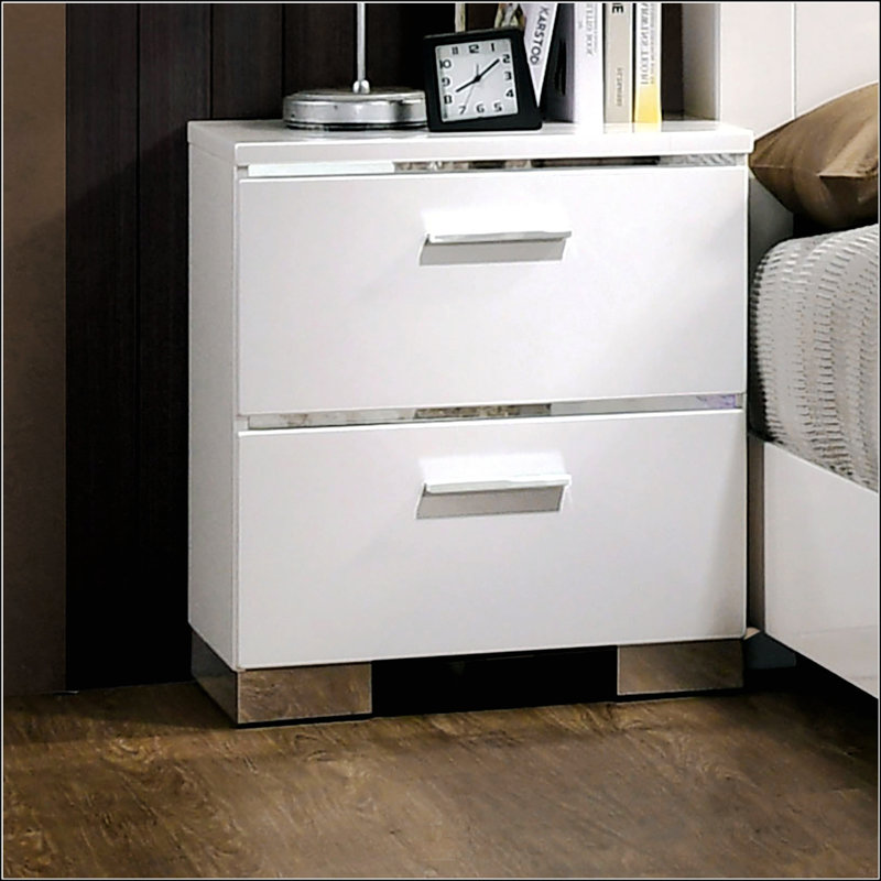 Table de chevet blanche avec chargeur USB et pieds chromés, parfaite pour les chambres à coucher modernes et la recharge pratique