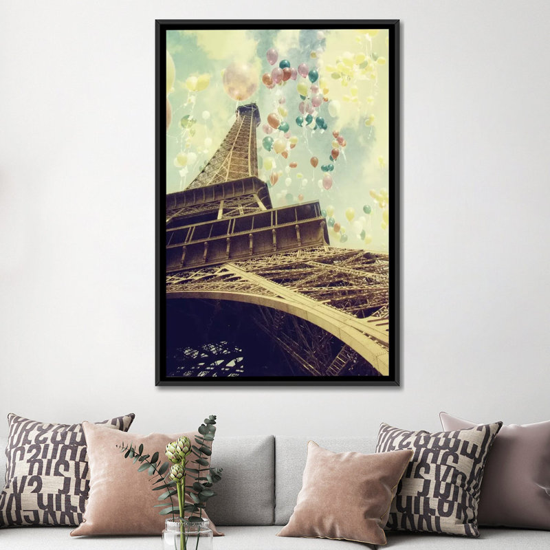 «Paris is Flying», photographie sur toile tendue, H 26 po x l 18 po x 1,5 po, Toile avec cadre noir, Pas de tapis