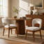 Ensemble de 2 chaises de salle à manger de style moderne du milieu du siècle, structure en bois d'hévéa au fini noyer, assises creuses revêtues de tissu beige pour la salle à manger ou la cuisine