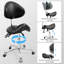 Tabouret ergonomique à roulettes avec dossier, réglable, supportant jusqu'à 180 kg, roulettes silencieuses pivotant à 360° et revêtement en cuir imperméable, idéal pour salons de coiffure, spas, studios de tatouage et bureaux à domicile.