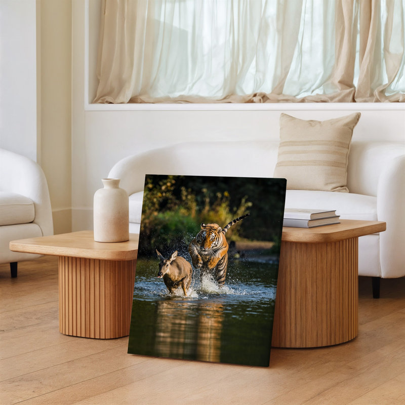 Toile, scène dynamique capturant un tigre puissant sautant à travers une eau peu profonde, H 12 po x l 9 po