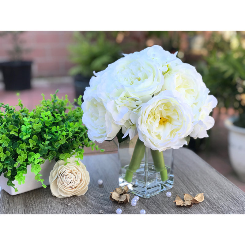 Arrangement floral pivoines et hortensias dans un vase, Crème