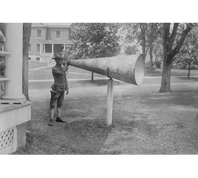 « soldier plays the bugle into a huge megaphone »-reproduction de photo
