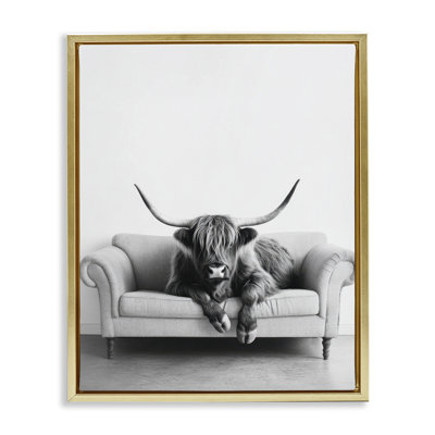 «Highland Cow on Couch», art mural encadré sur toile flottante, design par Petal Prints Design