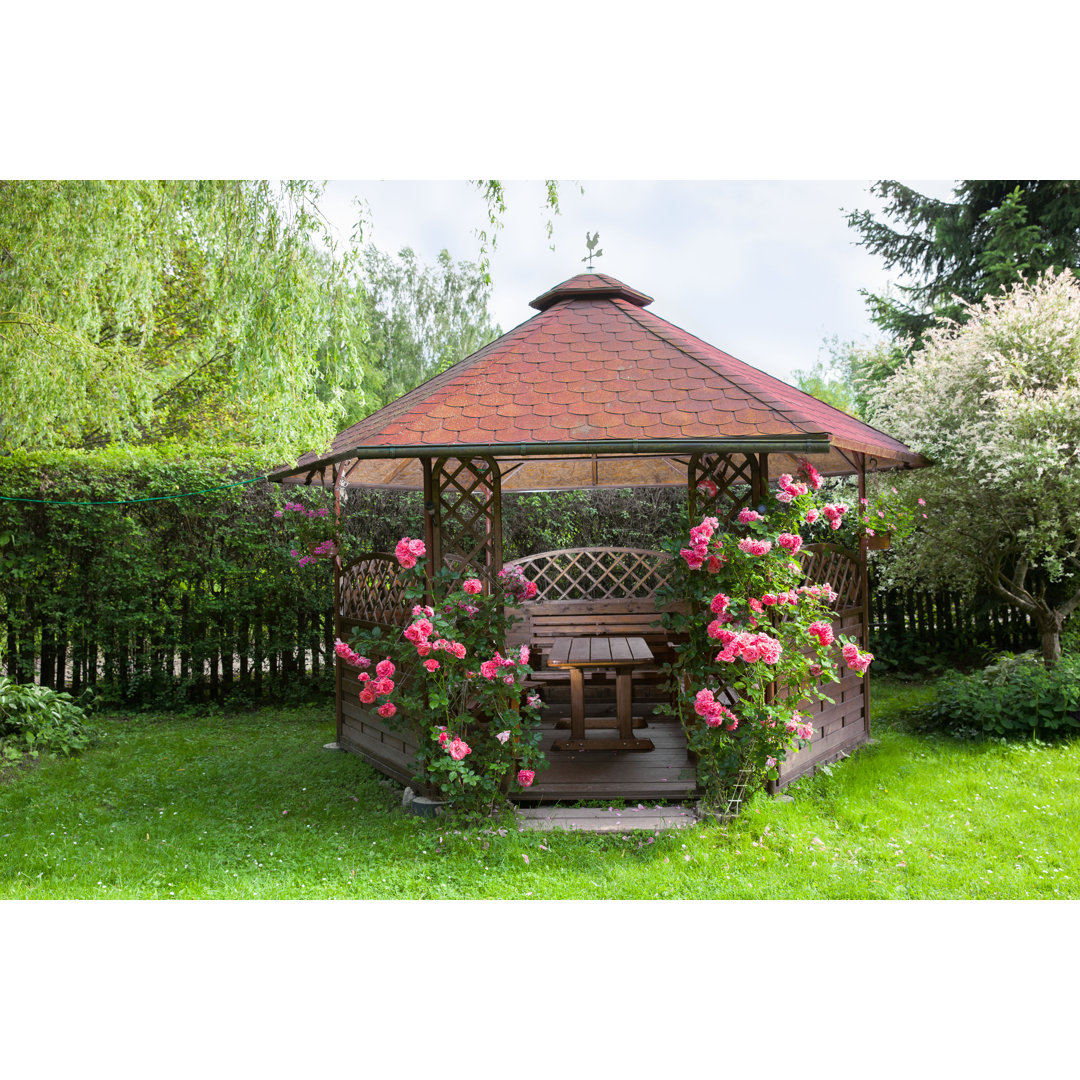 Leinwandbild Outdoor-Laube aus Holz mit Rosen und Sommerlandschaft im Hintergrund