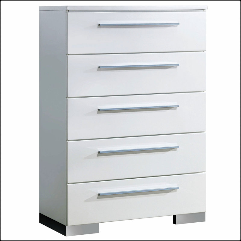 Commode de style contemporain avec cinq tiroirs en queue d'aronde, poignées chromées et finition blanche ultrabrillante pour les chambres à coucher modernes