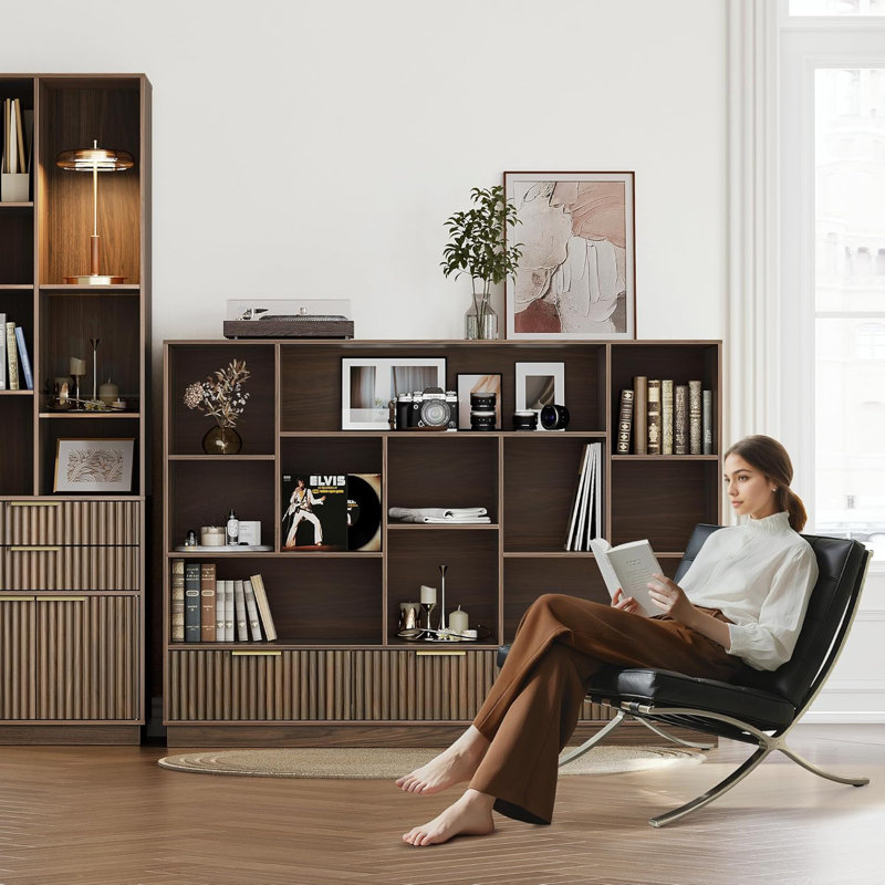 Bibliothèque cannelée à 4 niveaux avec 3 tiroirs, bibliothèque sur pied avec tablettes ouvertes et rangement pour bureau personnel, salon, noyer noir