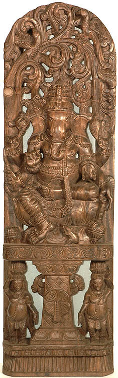 Lalitasana Ganesha avec deux ganas