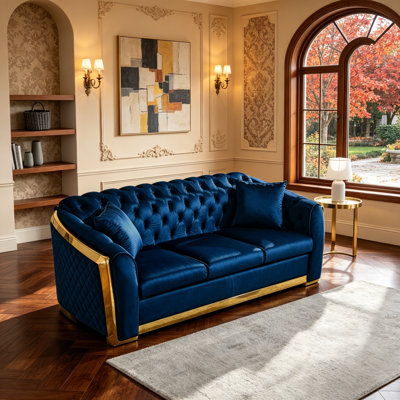 Canapé en velours capitonné 3 places avec coussins et accents dorés, idéal pour créer une ambiance de salon luxueuse