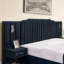 Lit plateforme tapissier très grand avec tissu en velours, motif à rayures verticales, tête de lit intégrée et table de chevet intégrée - aucun sommier requis.-684928636-684928631