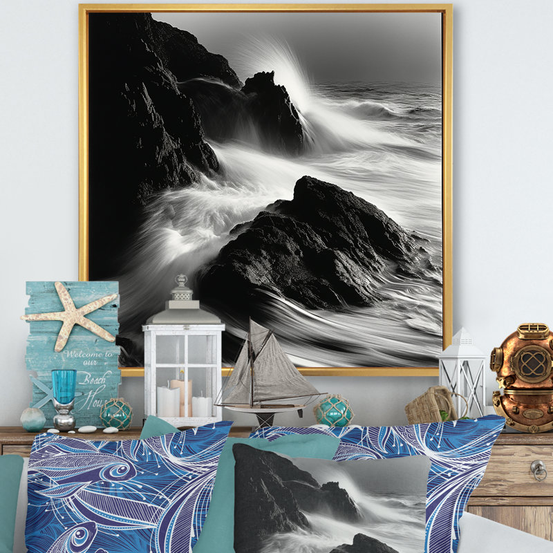 «Black and White Rocky Beach Horizon III», reproduction sur toile, Cadre flottant doré, H 16 po x l 16 po x P 1 po