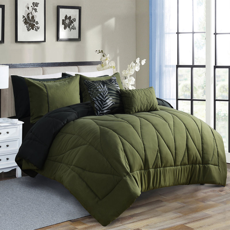 Ensemble d'édredon 9 pièces en microfibre brossée dans un lit de couleur verte dans un sac