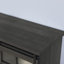 Meuble télé gris anthracite avec portes coulissantes et espace de rangement suffisant pour un support de 65 pouces, portes en verre cannelé.