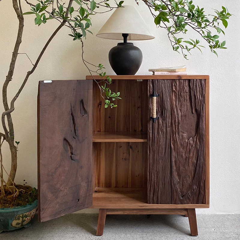 Armoire en bois massif de style Wabi-Sabi