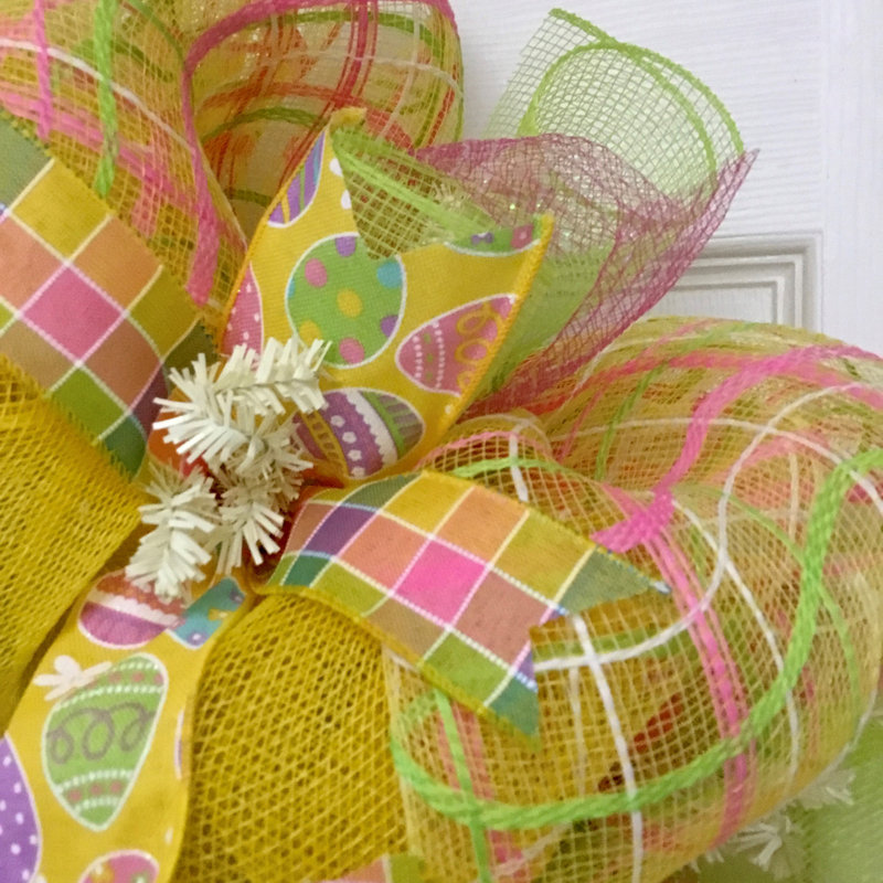 Couronne de Pâques avec œuf en bois jaune et rose