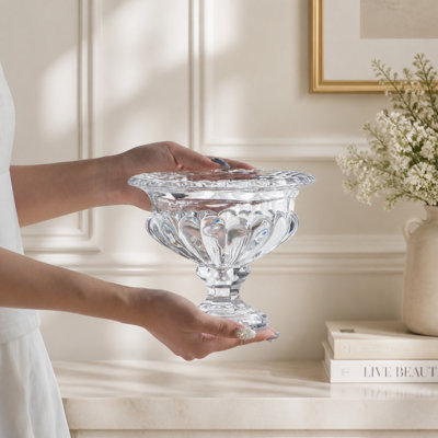 Ensemble de 2 coupes décoratives en cristal d'inspiration vintage, à la silhouette large et aux bords finement festonnés, parfaites pour l'élégance et la polyvalence.