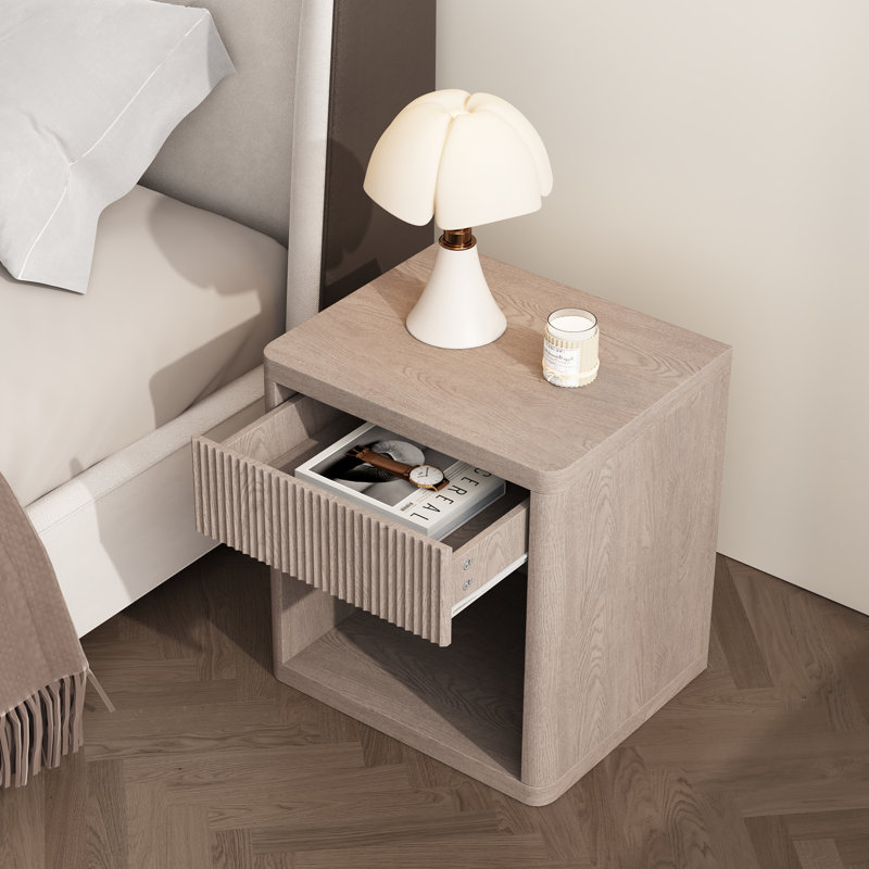 Ensemble de chambre à coucher 3 pièces avec lit plateforme et 2 tables de chevet cannelées Avelyn, Grey, Queen