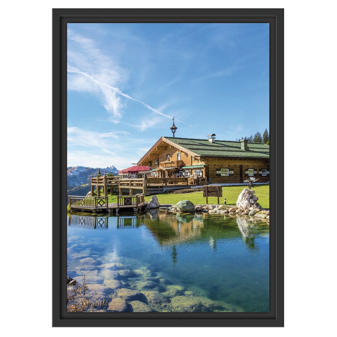 Gerahmtes Wandbild Schönes Holzhaus in den Alpen