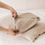 Lot de 2 taies d'oreiller 100 % lin pur, fermeture portefeuille, taille standard, coloris uni.