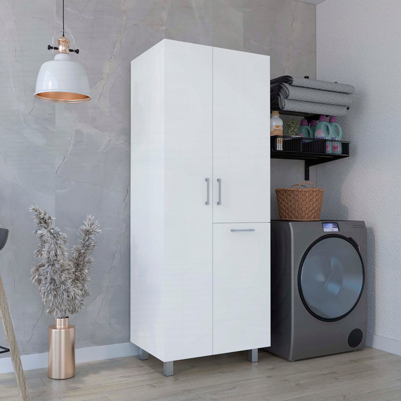 Armoire à balai à deux portes de 71 po de hauteur avec panier et tablettes Iris