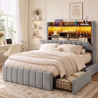 Cadre de lit Queen de 130 cm de haut avec tête de lit à rangement dissimulé et 4 tiroirs, tête de lit rembourrée en velours avec rangement, éclairage DEL et station de recharge, lattes métalliques robustes, aucun sommier requis, silencieux, gris
