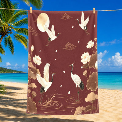 1Pcs Élégante serviette de plage grue et lotus, présentant un design serein d'art chinois traditionnel avec des grues volantes, des fleurs en fleurs, une pleine lune sur un fond marron riche. Grande microfibre absorbante, parfaite pour les sorties, les voyages,