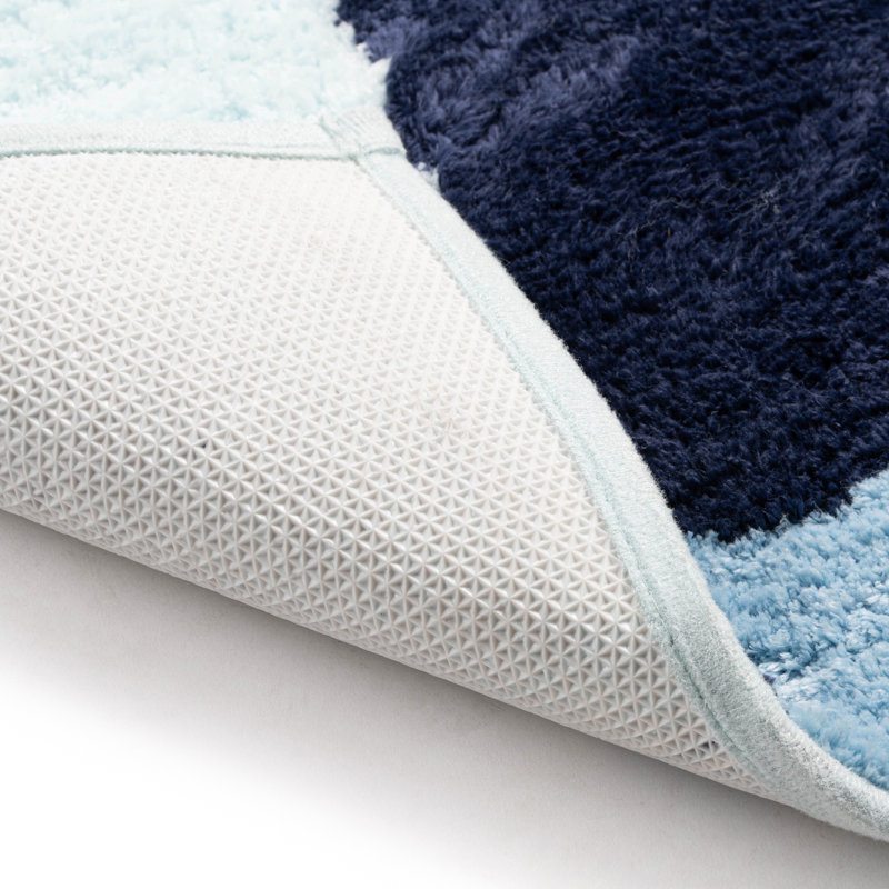 Tapis bleu touffeté
