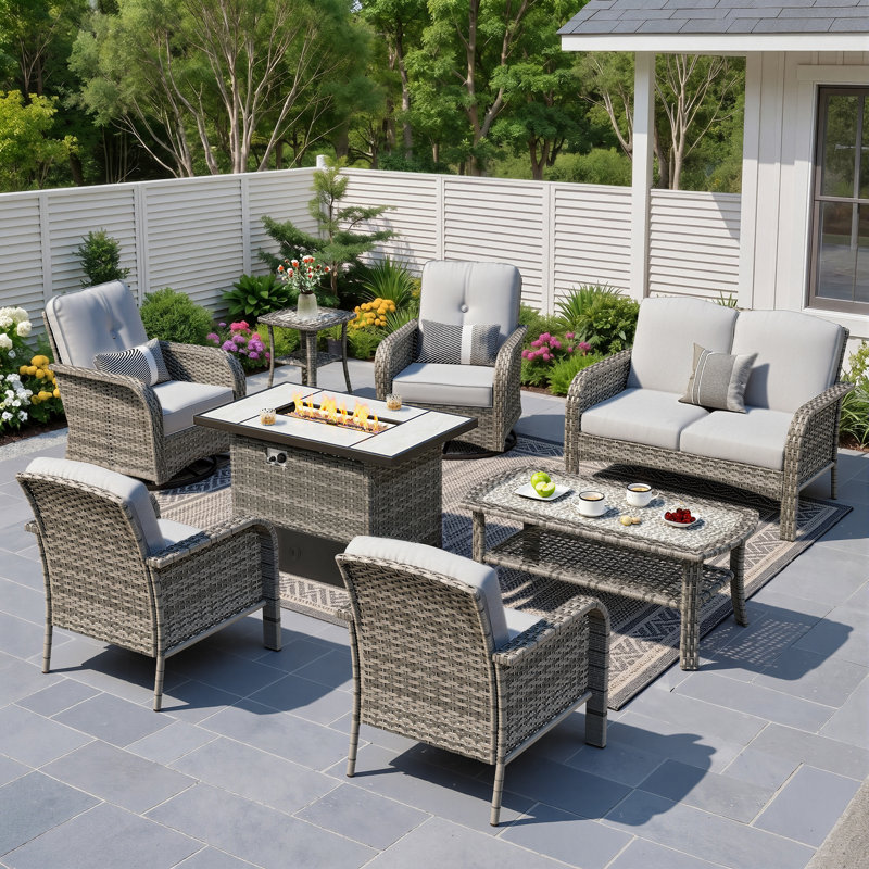 Ensemble de meubles de patio extérieur en osier 8 pièces Sturgill avec table de foyer, chaises berçantes pivotantes et coussins moelleux pour la cour, la terrasse et la piscine