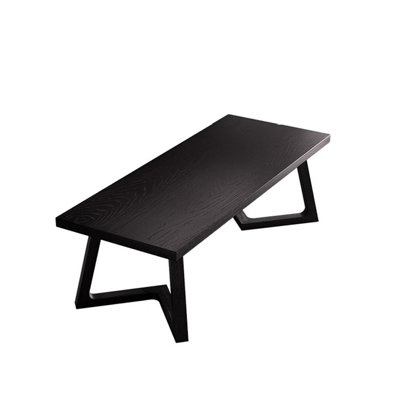 Table de salle à manger en bois massif à l'esthétique pratique