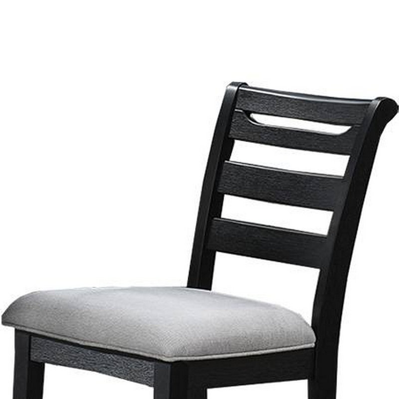 Ensemble de 2 chaises à hauteur de comptoir Remus, dossier en échelle, bois gaufré noir, tissu gris