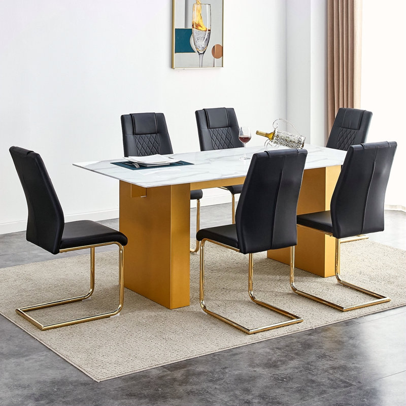 Ensemble de table et de chaises. Grande table rectangulaire moderne avec plateau en verre à motif de 0,4 pouce et grands pieds de table en panneau de fibres à densité moyenne. Comprend des chaises avec des sièges rembourrés en similicuir et des pieds