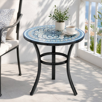 Table d'appoint 19,5 po en mosaïque bleue et blanche, plateau rond en fer avec pieds en trépied, table de bout décorative intérieure / extérieure pour patio, salon