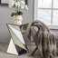 Table d'appoint géométrique à miroir, argent, design durable et transparent, moderne, chic, idéale pour la chambre à coucher, le bureau et le salon 13,75 po x l 13,75 po x H 25,6 po