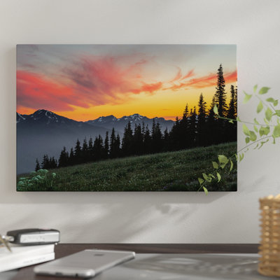 «Majestic Sunset As Seen From Hurricane Ridge, Parc national olympique, Washington, États-Unis» par Gary Luhm - reproduction d'art sur toile tendue