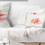 Coussin décoratif à imprimé floral rose et lis jaune