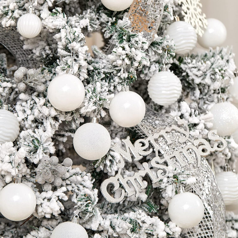 Ornement en forme de boule de couleur unie The Holiday Aisle®