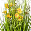 Cosmos jaune artificiel en pot et herbe verte.-902957901
