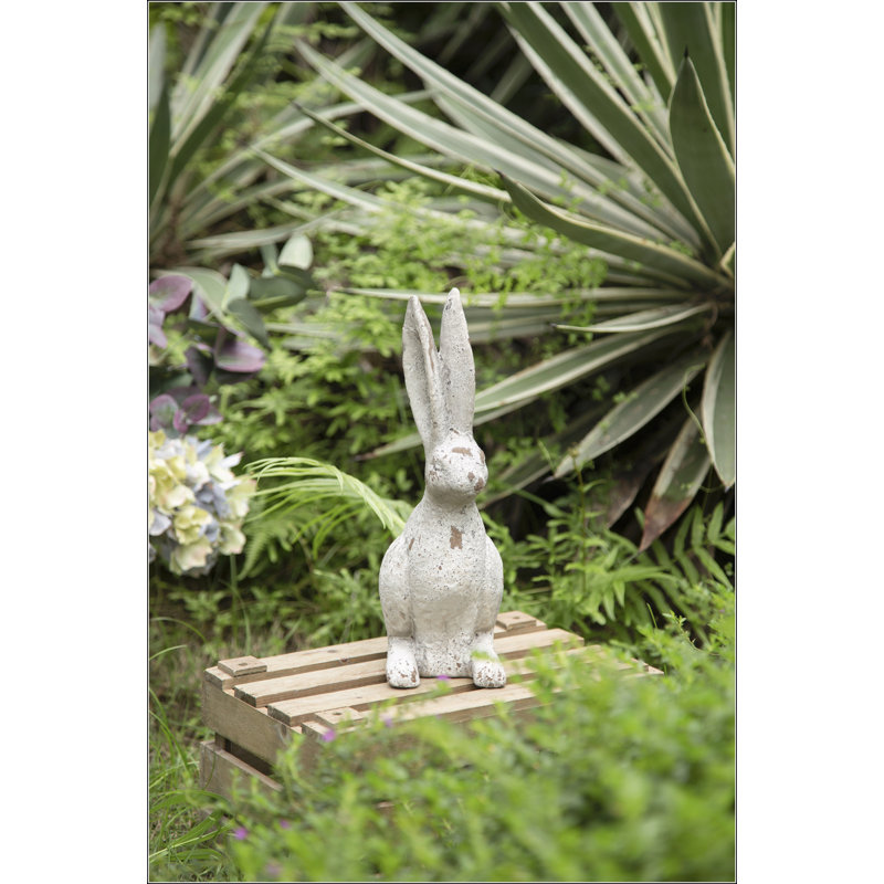 Charmante statue de lapin crème en ciment patiné pour le décor de la ferme, parfaite pour les plateaux de table et les tablettes