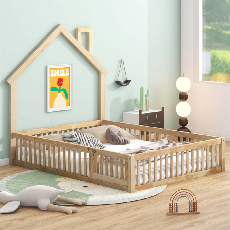 Charmant lit plateforme en bois pleine grandeur avec garde-corps, parfait pour les chambres d'enfants et un décor créatif