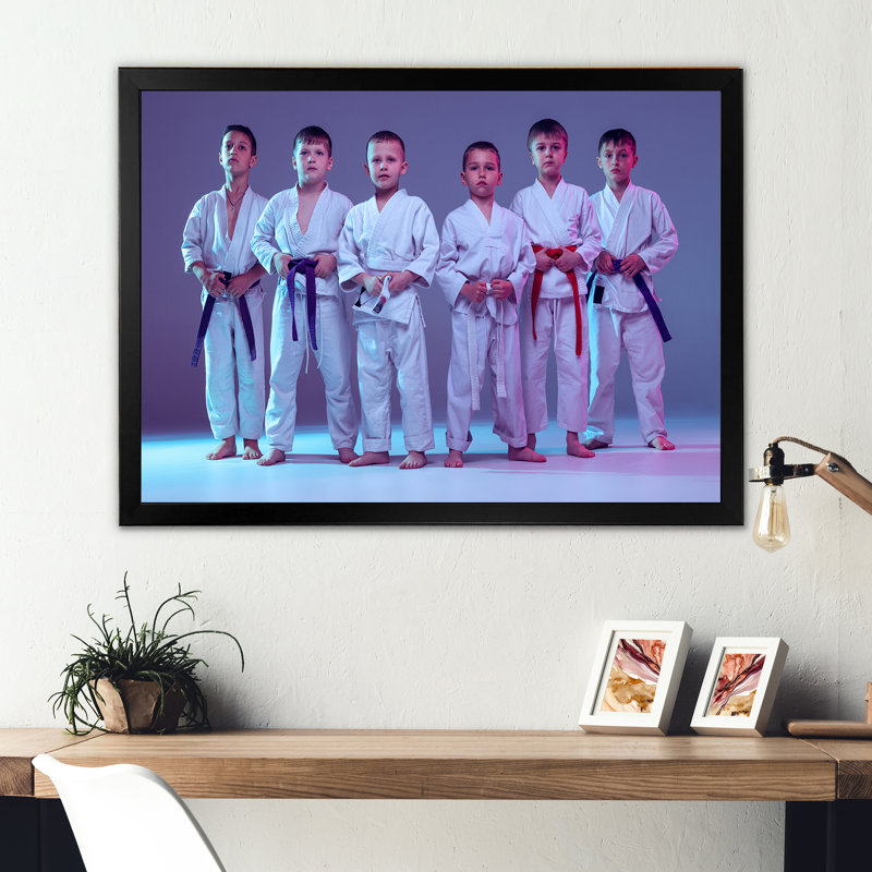 Karate Kids I sur toile, Cadre simple noir, H 34 po x l 44 po x P 1,5 po